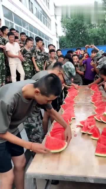 吃瓜大赛两队,吃瓜大赛两队激战正酣，谁将问鼎瓜王宝座？”