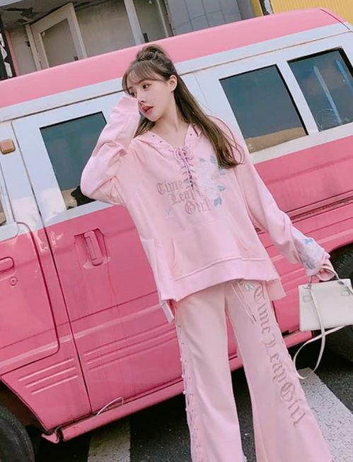 网红小熊卫衣粉色系,小熊卫衣粉色系潮流穿搭指南