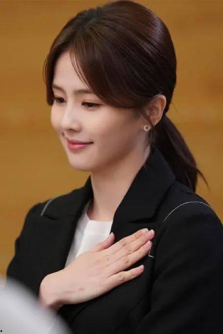 网红明星变身女孩,化身甜美少女惊艳众人