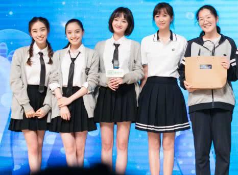 明星穿上校服,校服穿搭下的青春魅力